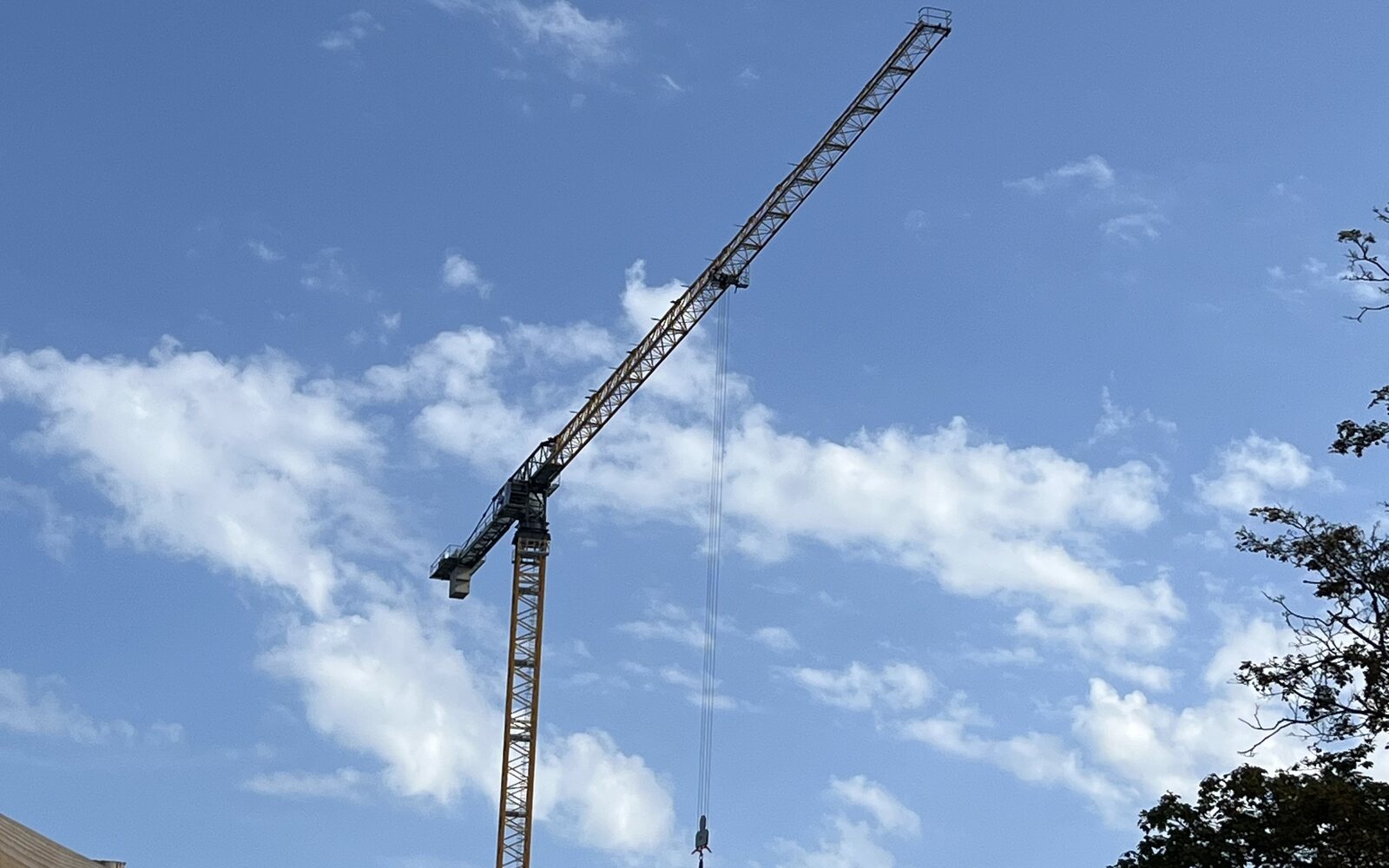 Grue à tour avec longue flèche
