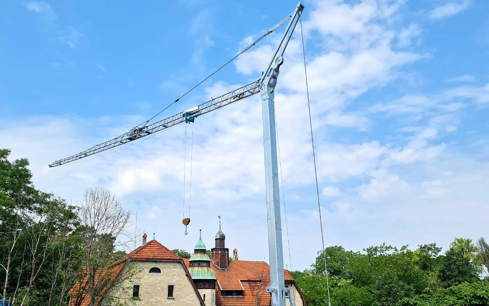 Grue à montage rapide sur un chantier